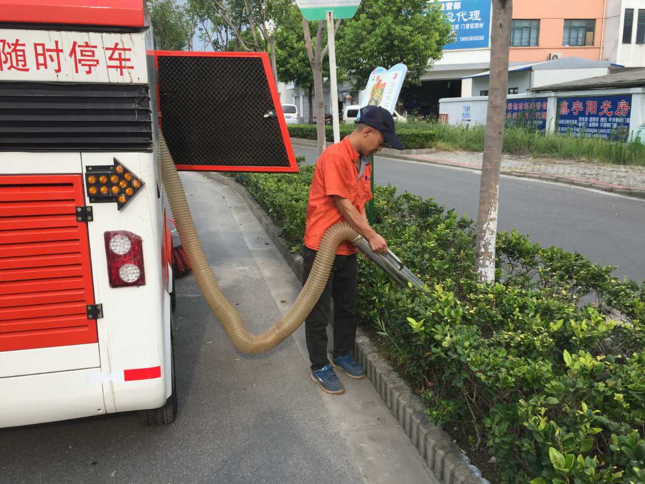 小型燃油扫地车TH100S