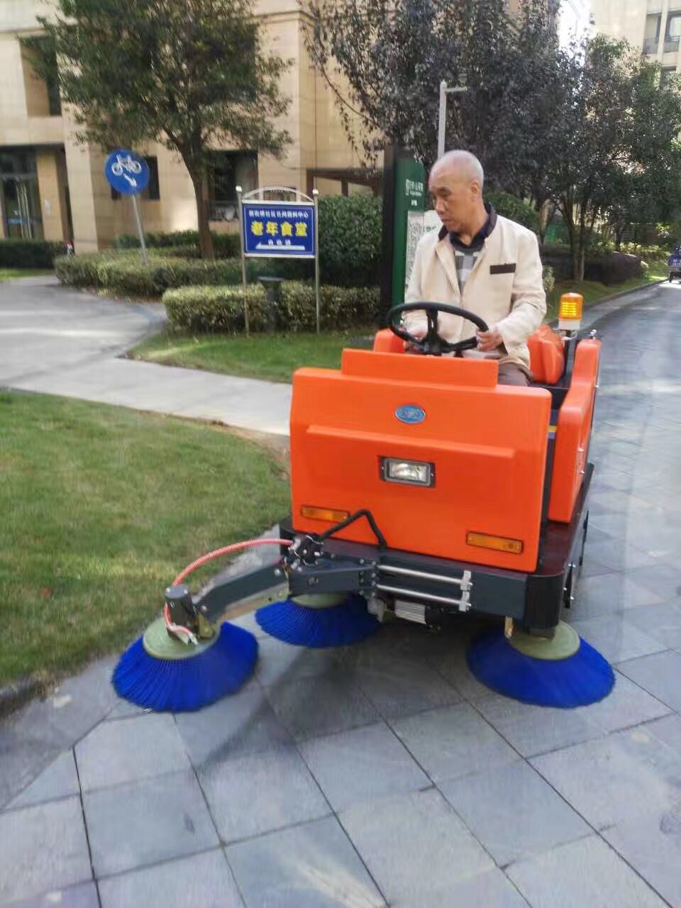 电动扫地车